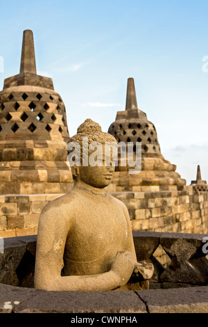 Buddha-Statue in einem der Borobudur Tempel Stupas, Insel Java, Indonesien Stockfoto
