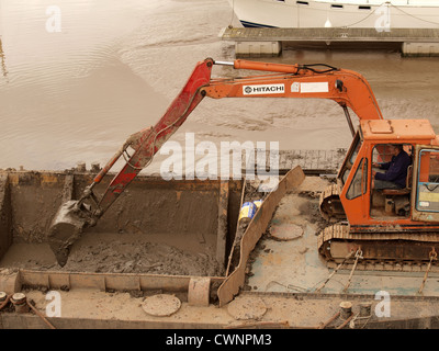 Schlick wird vom Watchet Hafen ausgebaggert. Somerset. UK Stockfoto