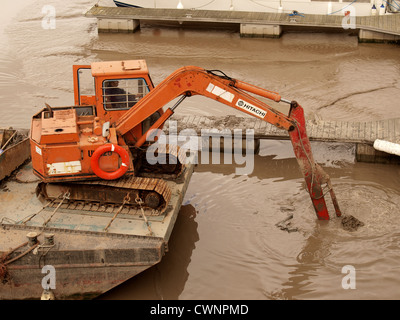 Schlamm wird aus Hafen ausgebaggert. Watchet. Somerset Stockfoto