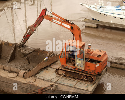 Schlamm wird aus Hafen ausgebaggert. Watchet. Somerset Stockfoto