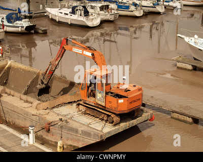 Schlamm wird aus Hafen ausgebaggert. Watchet. Somerset Stockfoto