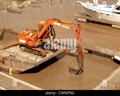 Schlamm wird aus Hafen ausgebaggert. Watchet. Somerset Stockfoto