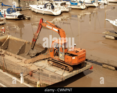 Schlamm wird aus Hafen ausgebaggert. Watchet. Somerset UK Stockfoto