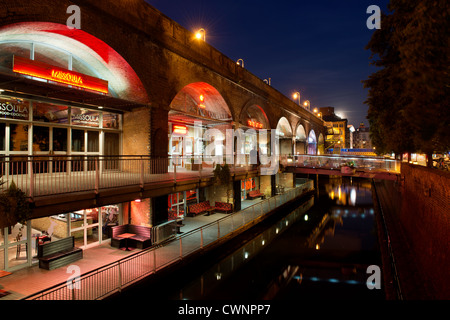 Das Nachtleben in den Bars und Restaurants von Deansgate Locks wölbt sich in der Nacht, Manchester. Stockfoto