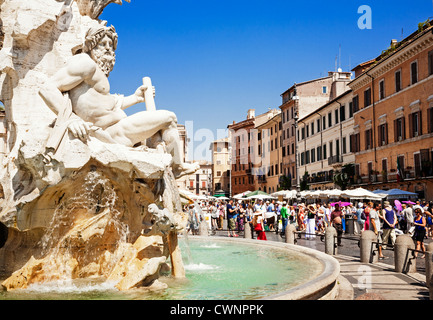Brunnen der Vierströmebrunnen (Fontana dei Quattro Fiumi), Piazza Navona, Lazio Rom, Italien. Stockfoto