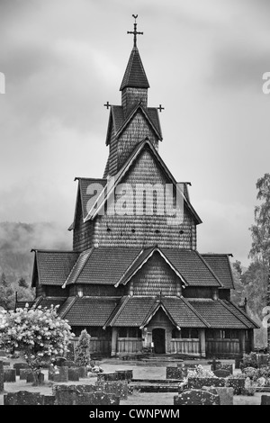 Holzkirche in Norwegen. Schwarz und weiß. Stockfoto