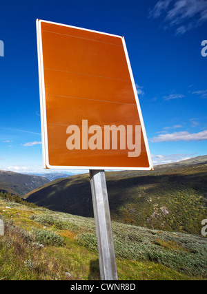 Schild mit Textspace. Auf Norwegen Gebirgshintergrund. Stockfoto