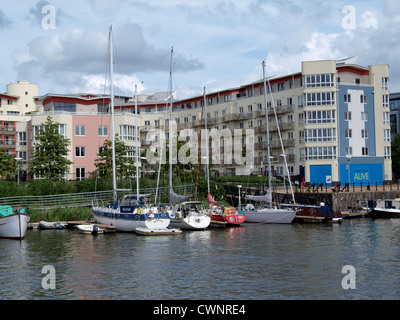 Boote vertäut am Fluss Avon mit Wohnungen im Hintergrund. Bristol. UK Stockfoto