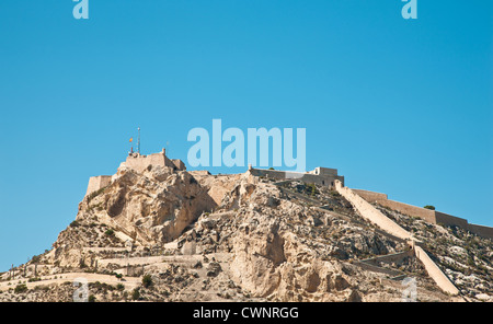 Ansicht der Burg Santa Barbara in Alicante, Spanien an einem schönen Tag Stockfoto