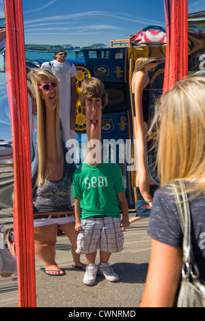 Kinder schauen sich in verzerrten Spiegel am Navy Pier in Chicago, Illinois Stockfoto