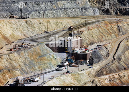 Großer Kipper mir in Kennecott Kupfermine in zentrale Utah. Tagebau im Hintergrund. Weltweit größte öffnen Grube Kupfer-Mine. Stockfoto