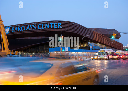 Rauscht der Verkehr übergeben das neue Barclays Center Heimat der Brooklyn Nets Sportarena und Konzertsaal, Brooklyn, NY, USA Stockfoto