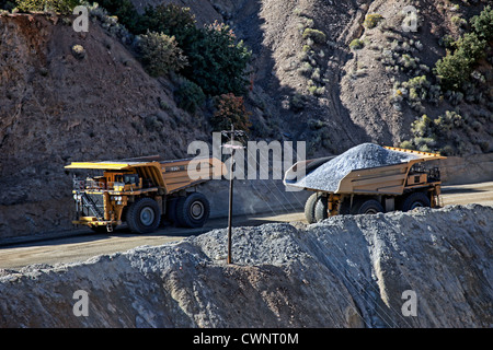 Großer Kipper mir in Kennecott Kupfermine in zentrale Utah. Tagebau im Vordergrund. Weltweit größte öffnen Grube Kupfer-Mine. Stockfoto