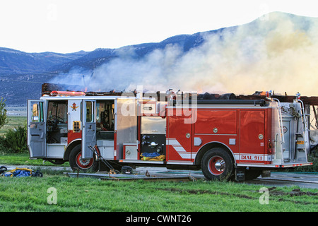 Feuerwehrauto Teilnahme an ein Lauffeuer in zentrale Utah, Türen stehen offen, während Feuerwehrleute darauf vorbereiten, das Feuer zu löschen. Stockfoto