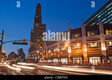 Verkehr ist ein großes Anliegen für die Bewohner der Gegend auf dem Atlantik und Flatbush Avenue Schnittpunkt durch das neue Stadion 19.000-Sitz, Barclays Center in Brooklyn, NY, USA Stockfoto