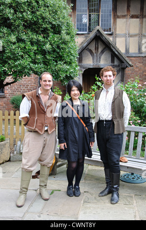 Japanische Touristen posiert im Garten von Shakespeares Geburtshaus mit Shakespeare-Darsteller, Stratford-upon-Avon, England, UK Stockfoto