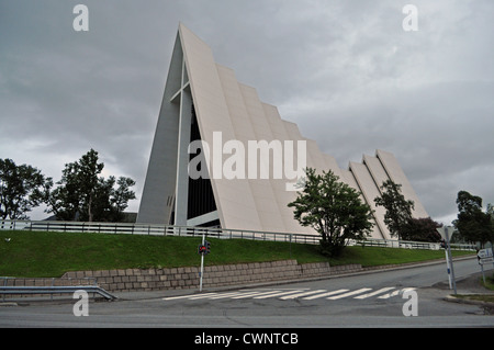 Tromsdalen Kirche, auch als die Arktische Kathedrale bekannt, in Tromso, Norwegen, eröffnet im Jahr 1965. Das Äußere besteht aus Aluminium-beschichteten Betonplatten. Stockfoto