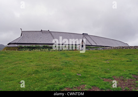 In einem rekonstruierten Langhaus befindet sich das Wikingermuseum Lofotr in Borg bei Bøstad, Vestvågøy, Nordland, Lofoten Isands, Norwegen. Stockfoto