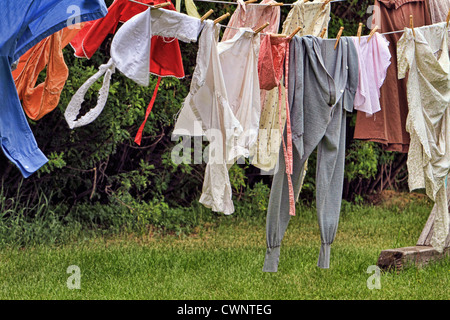 Alten Bauernhof Wäsche auf einer Wäscheleine hängt und Klappen in die warme Sommerbrise. Stockfoto