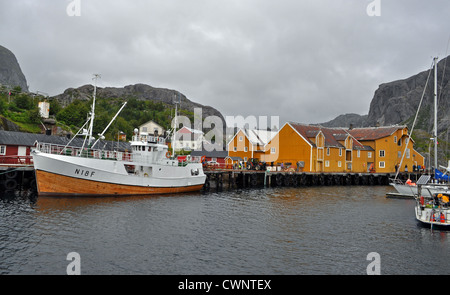 Der Hafen in Nusfjord auf der Insel Flakstadøya, entlang des Vestfjords auf den Lofoten-Inseln, Arktisches Norwegen. Stockfoto