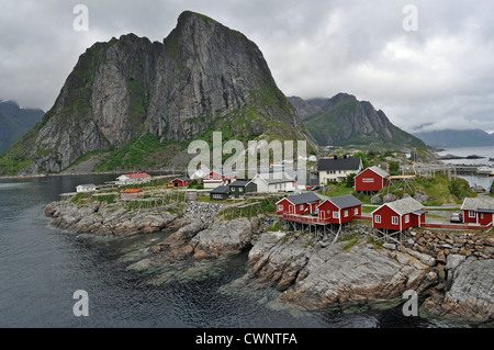 Dramatischer Blick auf ein Küstendorf auf den Lofoten Islands, einem Archipel im arktischen Norwegen, das durch seine vulkanischen Berge gekennzeichnet ist. Stockfoto