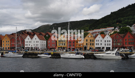 Bryggen, das historische Hanseatic Wharf Gebiet von Bergen, Norwegen, im Sommer abgebildet. Die Gebäude sind ein UNESCO-Weltkulturerbe. Stockfoto