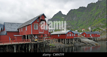 Der alte Fischerhafen im Dorf A, was "Tream" bedeutet, Insel Moskenesøya, Moskenes, Lofoten Archipel, Norwegen. Hier, im Sommer abgebildet. Stockfoto