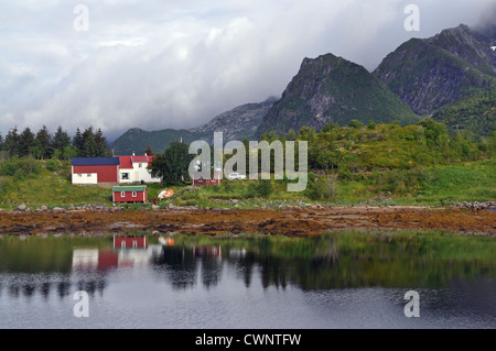 Fischerhütten, oder Rorbuer, in Kabelvag, einem Dorf in der Nähe von Svolvæ auf Austvågøy, Lofoten, Norwegen, im Sommer. Stockfoto