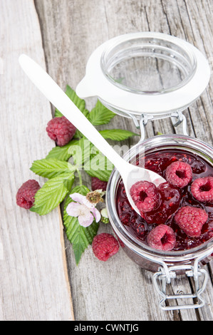 Hausgemachten Himbeer Marmelade auf einem hölzernen Hintergrund Stockfoto