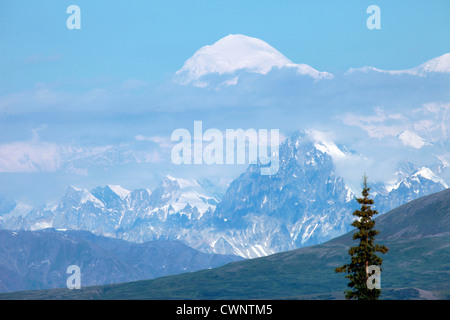 Atemberaubende Fotos von Mount McKinley in Alaska zeigt den höchsten schneebedeckten Gipfel erhebt sich über den Wolken an einem Sommertag. Stockfoto