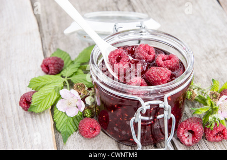 Hausgemachten Himbeer Marmelade auf einem hölzernen Hintergrund Stockfoto