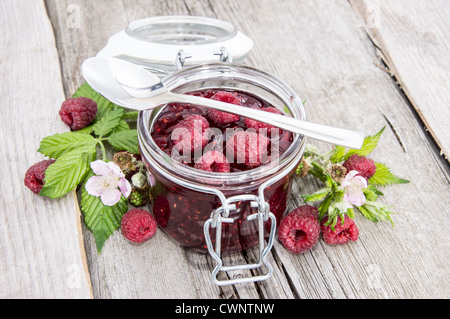 Hausgemachten Himbeer Marmelade auf einem hölzernen Hintergrund Stockfoto
