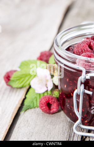 Hausgemachten Himbeer Marmelade auf einem hölzernen Hintergrund Stockfoto