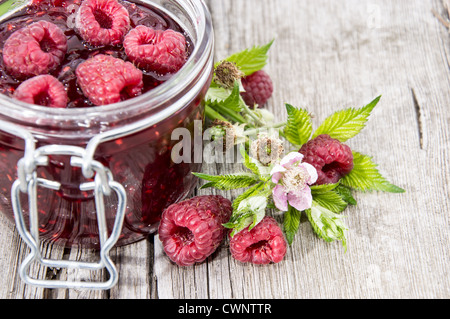 Hausgemachten Himbeer Marmelade auf einem hölzernen Hintergrund Stockfoto
