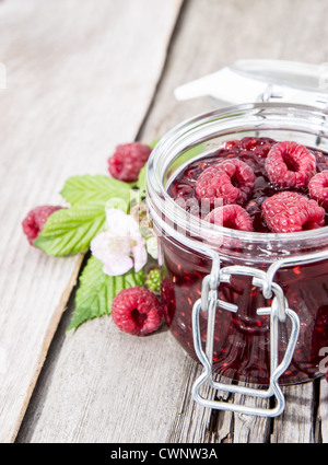 Hausgemachten Himbeer Marmelade auf einem hölzernen Hintergrund Stockfoto