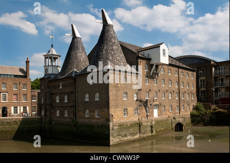 LONDON, Großbritannien - 11. AUGUST 2012: Clock Mill, A Tidal Mill on the River Lea in Bromley-by-Bow, London Stockfoto