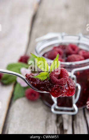 Hausgemachten Himbeer Marmelade auf einem hölzernen Hintergrund Stockfoto