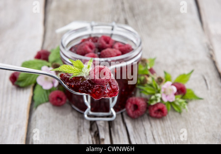 Hausgemachten Himbeer Marmelade auf einem hölzernen Hintergrund Stockfoto