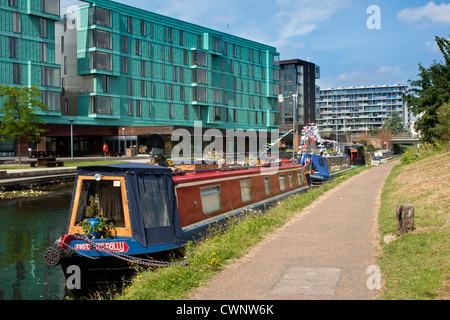 LONDON, Großbritannien - 11. AUGUST 2012: Blick auf den Regent's Canal-Schlepppfad in der Nähe von Mile End Lock mit Hintergrund moderner Apartmentgebäude Stockfoto
