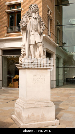 LONDON, Großbritannien - 11. AUGUST 2012: Gedenkstatue von Sir Hans Sloane (von Simon Smith) auf dem Duke of York Square in Chelsea Stockfoto