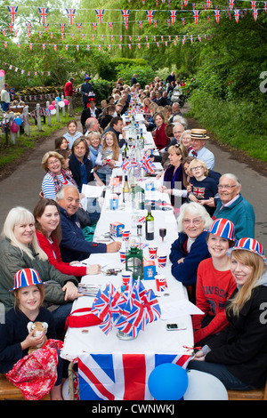 Straßenfest mit Union Jack Fahnen und Girlanden, Königin Diamond Jubilee an Swinbrook in Cotswolds, UK zu feiern Stockfoto