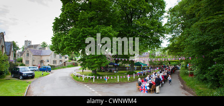 Straßenfest mit Union Jack Fahnen und Girlanden, Königin Diamond Jubilee an Swinbrook in Cotswolds, UK zu feiern Stockfoto