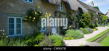 Malerischen traditionellen Reetdachhaus in Minster Lovell in Cotswolds, Oxfordshire, Vereinigtes Königreich Stockfoto