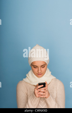 Junge Frau mit Handy-Textnachrichten Stockfoto