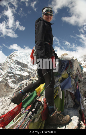 Frau auf "Kala Patthar" Gipfel 5550 m, Everest Mountain Range, Khumbu-Region, Sagarmatha Nationalpark, Nepal Stockfoto