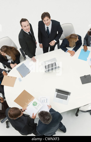 Geschäftsleute, die Arbeiten mit Mitarbeitern der Tagung Stockfoto