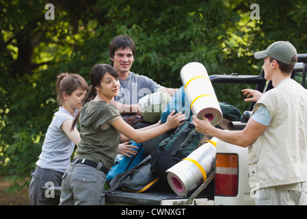 Junge Camper camping Ladegeschirr auf Rückseite des Pick-up-truck Stockfoto