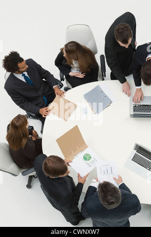 Geschäftspartner überprüfen Dokumente zusammen Stockfoto