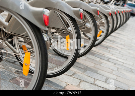 Fahrräder geparkt in einer Reihe, beschnitten Stockfoto