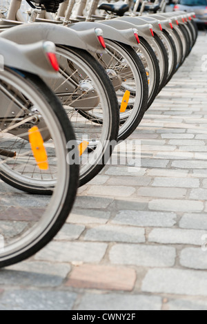 Fahrräder geparkt in einer Reihe, beschnitten Stockfoto